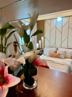 Cozy and Stylish Studio with Balcony and City Views Near Abreeza Mall - 0