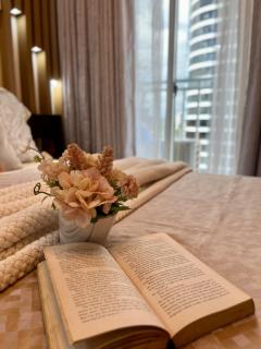 Cozy and Stylish Studio with Balcony and City Views Near Abreeza Mall - 3