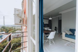 Sunny 1BR on Riscani Parks & Buses Steps Away - 3
