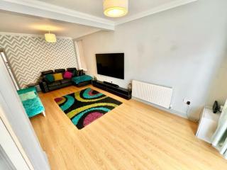 Spacious 3 or 4-Bed Home Sleeps 8 Walk to Train Station, University and City Centre - 8