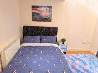Spacious 3 or 4-Bed Home Sleeps 8 Walk to Train Station, University and City Centre - 7