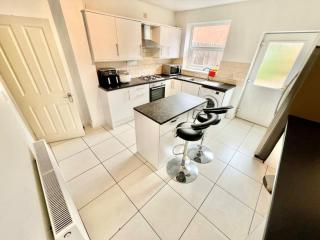 Labbyf Spacious 3-4 Bed House Sleeps 8 near Northampton Train Station, University and City Centre - 1