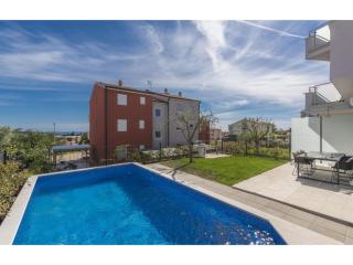 Apartment in Novigrad with Sea Views & Pool - 4