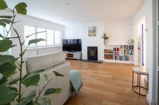 Modern 3 Bed Home with Garden and Parking - 5
