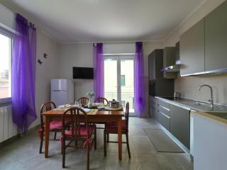 200m from Beach, New Central Apt, AC, WiFi - 4