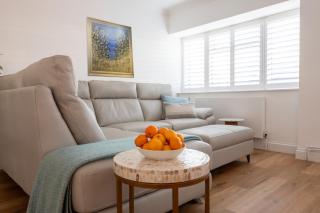 Modern 3 Bed Home with Garden and Parking - 3