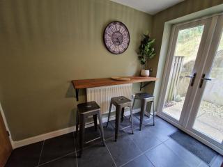 Chic 2 Bedroom Close to Town with Free Parking - Tredegar - 8