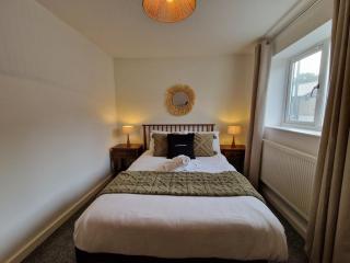 Chic 2 Bedroom Close to Town with Free Parking - 3