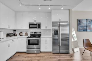 Spacious 4BD Condo, Sleeps 12, Walk to Bourbon St & Superdome - 3