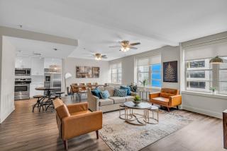 Spacious 4BD Condo, Sleeps 12, Walk to Bourbon St & Superdome - 1