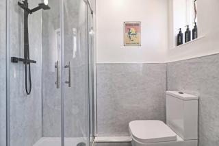 Southend Large 4 Bed Contractors and Families Welcome Sleeps 8 Free Parking - 4