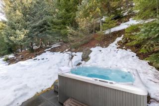 White Gold Chalet - Spacious Family-Friendly Chalet, Hot Tub, Mountain Views, Log Fireplace - 8