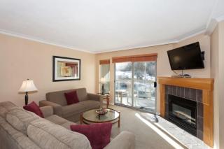 Woodrun Lodge 302 | Large Condo w/ Shared Heated Pool & Large Hot Tub - 6