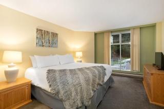 Woodrun Lodge 306 | Budget-friendly Ski-in-Ski-out Condo w/ Heated Pool, Hot Tub, Fireplace - 7