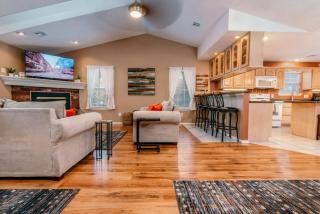 Bike -Lovers & Pets Welcome Modern Home by Bamboozled Trail - 9