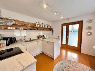 Appartement GARTEN byTILLY - Gartenwohnung mit Terrasse - in den Hügeln über Velden - idyllische Waldrandlage - 3 Autominuten ins Zentrum und zum Wörthersee - Carportparkplatz - Waschmaschine & Trockner - Smart TV - WLAN - 9