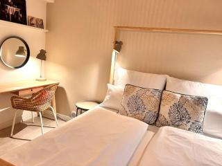 Appartement GARTEN byTILLY - Gartenwohnung mit Terrasse - in den Hügeln über Velden - idyllische Waldrandlage - 3 Autominuten ins Zentrum und zum Wörthersee - Carportparkplatz - Waschmaschine & Trockner - Smart TV - WLAN - 8