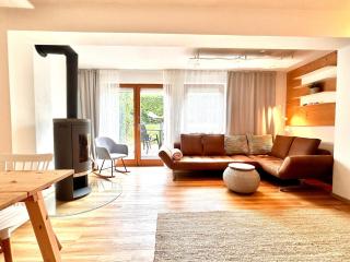 Appartement GARTEN byTILLY - Gartenwohnung mit Terrasse - in den Hügeln über Velden - idyllische Waldrandlage - 3 Autominuten ins Zentrum und zum Wörthersee - Carportparkplatz - Waschmaschine & Trockner - Smart TV - WLAN - 6