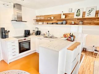 Appartement GARTEN byTILLY - Gartenwohnung mit Terrasse - in den Hügeln über Velden - idyllische Waldrandlage - 3 Autominuten ins Zentrum und zum Wörthersee - Carportparkplatz - Waschmaschine & Trockner - Smart TV - WLAN - 1