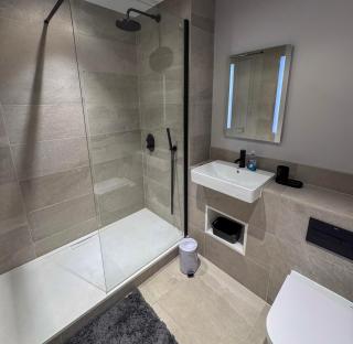 Stylish 2 Bed Apartment Jewellery Quarter - 4