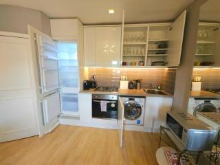 Brilliant 3 Bedroom Hyde Park Apartment plus a sofa-bed, Building with Elevator, 1 Flight of stairs only to climb - 1