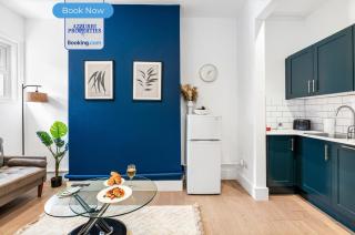 Luxury Apartment By Azzurri Properties Short Lets & Serviced Accommodation Birghton With King Size Zip Link Beds and Small Balcony - 1