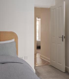 2 Bed Flat Trafalgar Square with Aircon - 3
