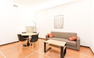 Large Apartment with Balcony - 2 Bedrooms - 4