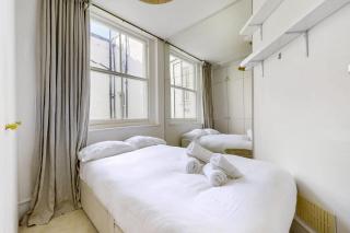 Elegant 2-Bed Chelsea Flat Near King's Road and River Thames - 3