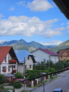 Spacious accommodation by the mountains - 9 beds - 4