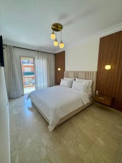 Elegant 2BR, Pool & Gym Access - 0
