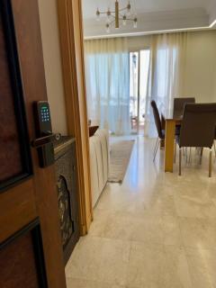 Elegant 2BR, Pool & Gym Access - 2