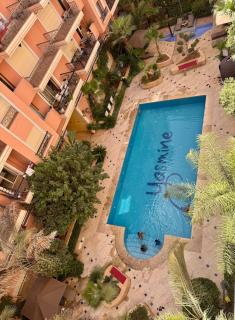 Elegant 2BR, Pool & Gym Access - 7