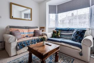 Cozy 3br House W Garden & Movie Theater - 0
