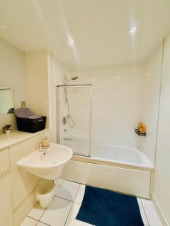 Spacious Room in Cardiff Bay Apartment with Private Bathroom - 2