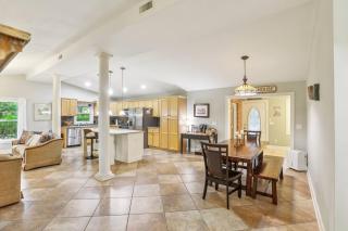 Island Getaway | Fire Pit Patio | 5 mins to Beach - 9