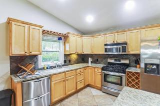 Island Getaway | Fire Pit Patio | 5 mins to Beach - 7