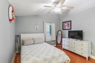 Island Getaway | Fire Pit Patio | 5 mins to Beach - 8