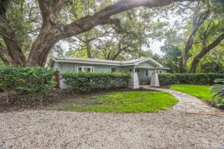 Island Getaway | Fire Pit Patio | 5 mins to Beach - 4