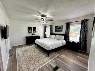 Hot Tub, Pet + Kid Friendly, 3 Miles to E. Isle - 0