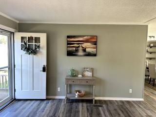 Hot Tub, Pet + Kid Friendly, 3 Miles to E. Isle - 9