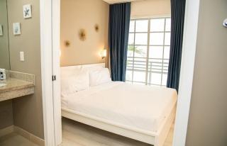 Spacious Studio Rooftop Pool & Bar with Ocean View - 8