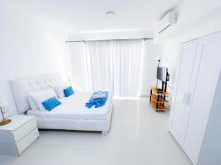 Caribbean WAVE DREAM BEACH Studios HOTEL with WiFi ROOFTOP POOL & SPA - 9