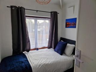 Spacious four bedroom Home with Parking Family Friendly - 7