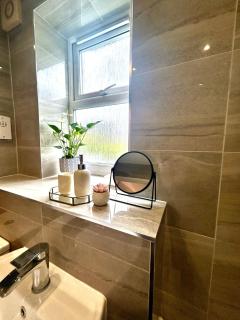 Cosy 4 Bed Apt by Telford Centre - 1