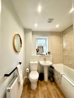 Cosy 4 Bed Apt by Telford Centre - 2