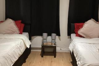 London Heathway Bliss - Spacious 4-Bed House - 5