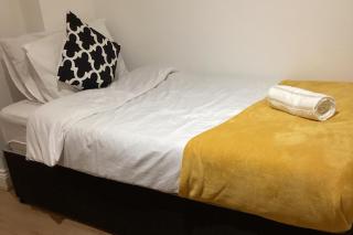 London Heathway Bliss - Spacious 4-Bed House - 6