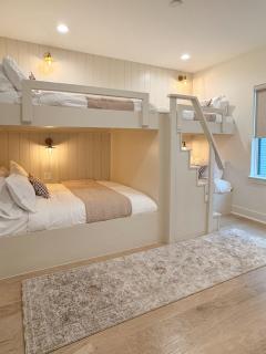 Rooftop, Firepit, King, Smart TVs, 6min drive to Broadway - 3