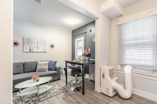 Boutique 2BR Apartment on James St North Sleeps 6 - 4